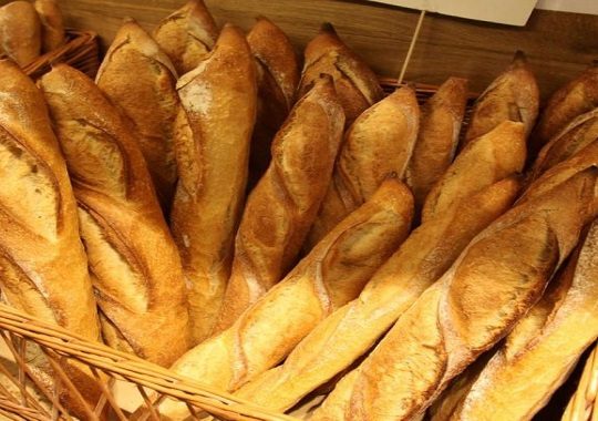 Algérie: Les boulangers exigent l’augmentation du prix du pain et menacent de faire grève