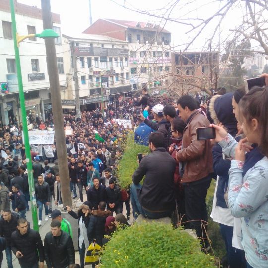 Algérie : les étudiants ont marché dans 45 wilayas contre le 5è mandat