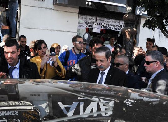 Les journalistes rassemblés tournent le dos au ministre de la Communication