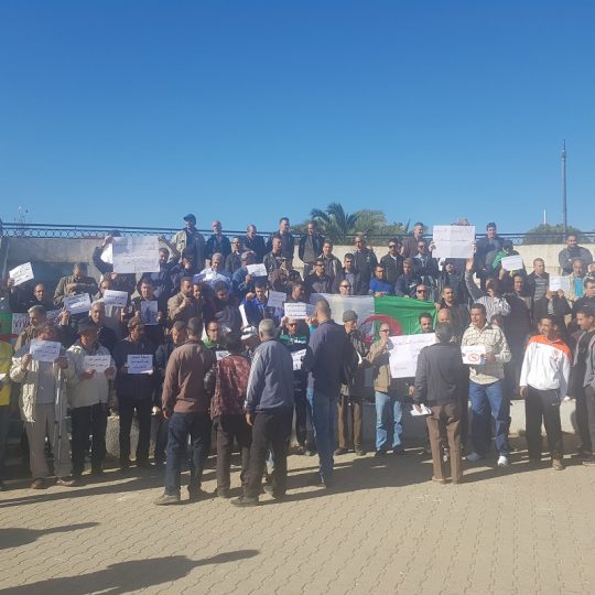 Les retraités, invalides, et radiés de l’armée manifestent à Bouira