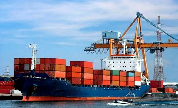Cargo avec conteneurs d'exportation - Les exportations algériennes reculent de 3,8% au T1 2025.