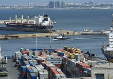 Conteneurs d'importation dans un port, illustrant la hausse de 24% des importations algériennes au premier trimestre 2025.