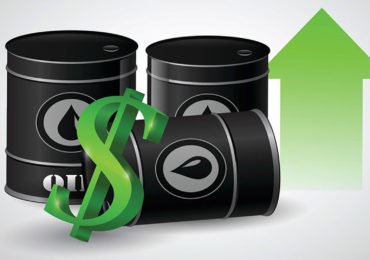 Hausse des prix du pétrole – barils et flèche verte symbolisant le rebond du Brent et du WTI