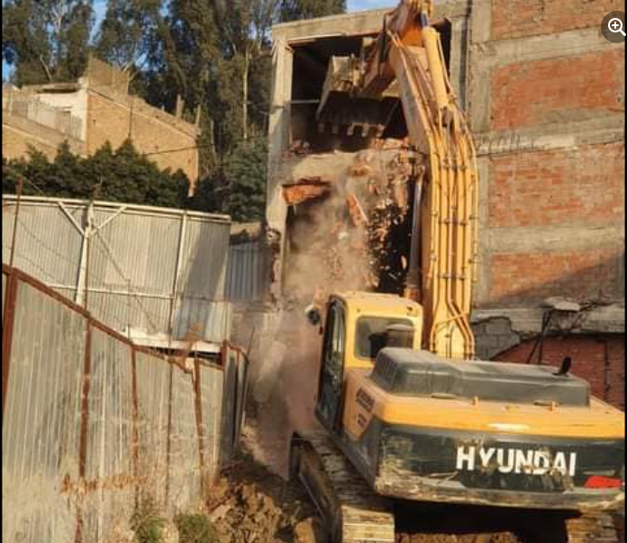 La démolition des constructions illicites se poursuit dans deux wilayas