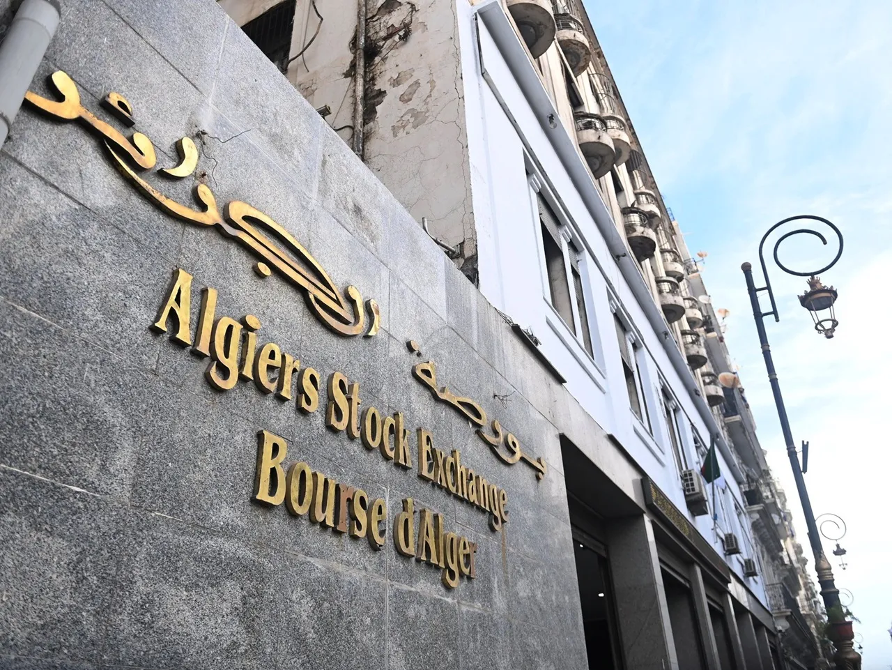 Façade du siège de la Bourse d’Alger, un marché marqué par la faible liquidité et des échanges sporadiques.