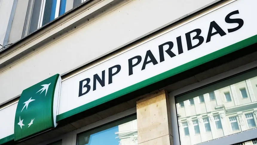 Façade d’une agence BNP Paribas avec logo en lettres noires sur fond blanc et vert