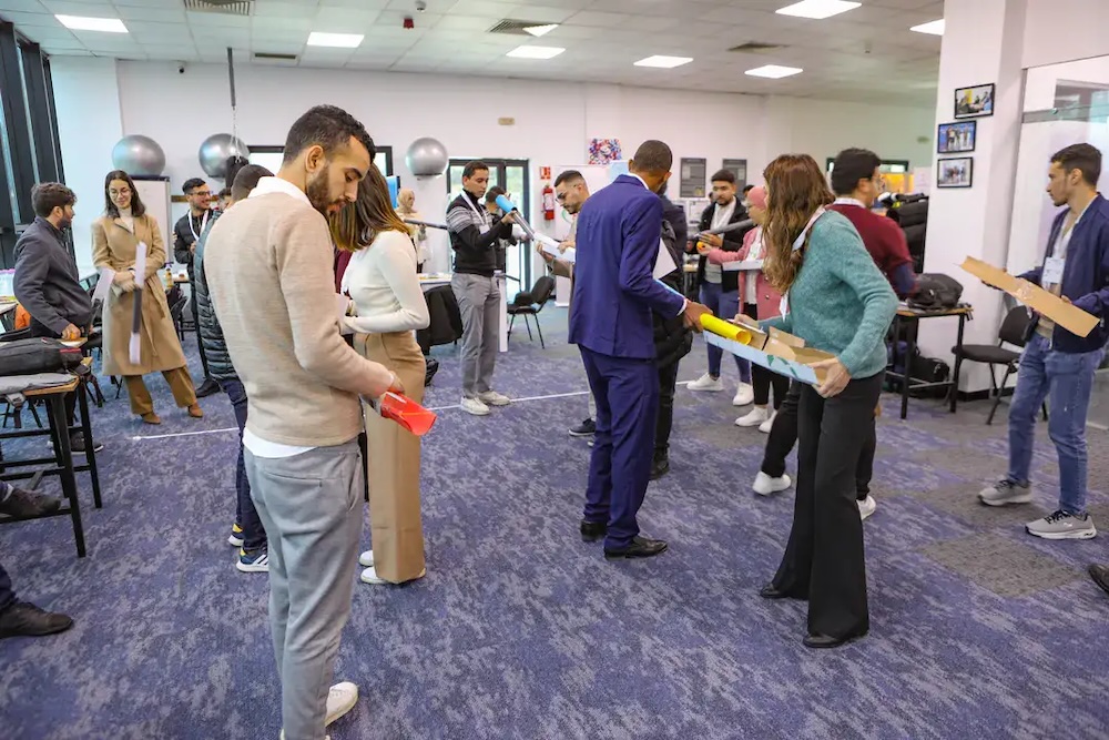 Incubateur de l’École supérieure algérienne des affaires : étudiants participant à une activité de développement de projets.