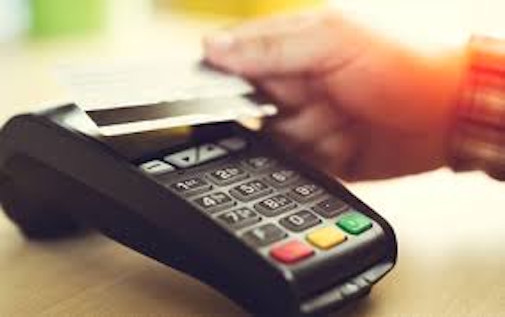 Main effectuant un paiement sans contact sur un terminal de paiement électronique.