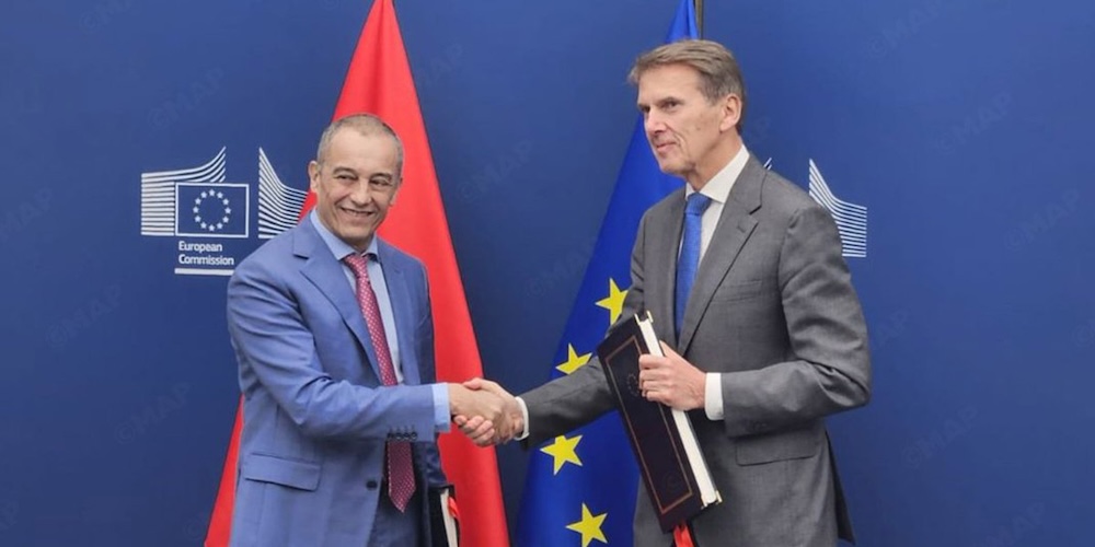 Signature à Bruxelles de l’amendement à l’accord agricole entre le Maroc et l’Union européenne, le 3 octobre 2025, entre l’ambassadeur marocain Ahmed Réda Chami et un représentant du Service européen pour l’action extérieure.