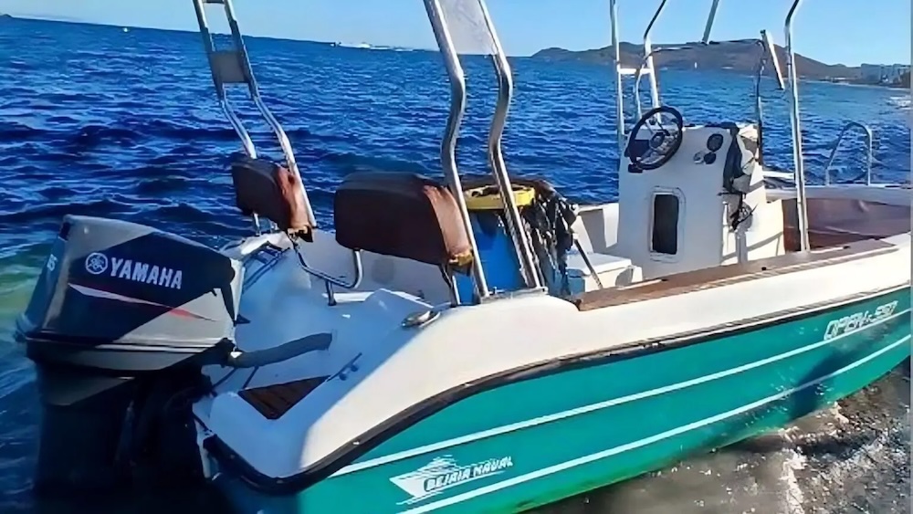 Bateau de plaisance en Méditerranée utilisé pour traversée Algérie Baléares.