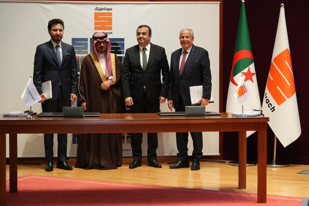 Les dirigeants de Sonatrach et de Midad Energy posent après la signature d’un contrat de partage de production au siège de la compagnie à Alger, entourés du ministre des hydrocarbures algérien et de l’ambassadeur d’Arabie saoudite.