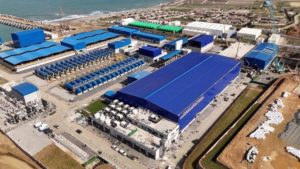 Vue aérienne de l'usine de dessalement Cap Djinet 2 à Boumerdès, Algérie, avec ses bâtiments industriels aux toits bleus en bord de mer