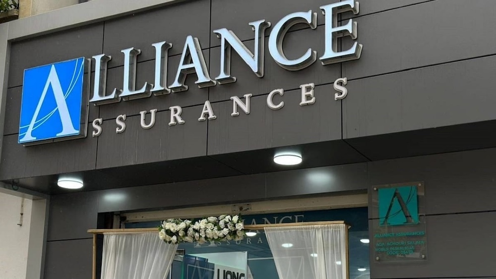 Façade d’une agence Alliance Assurances, vue de l’extérieur.