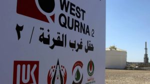 Panneau d’entrée du champ pétrolier irakien West Qurna-2, opéré par Lukoil, dont la reprise de production influence les cours du brut.
