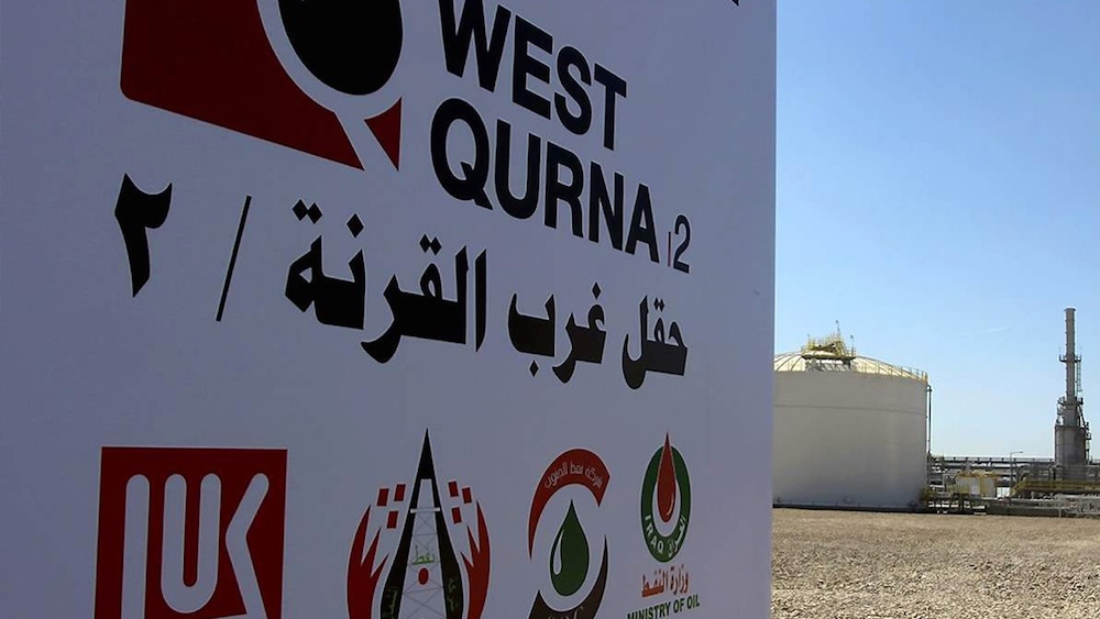 Panneau d’entrée du champ pétrolier irakien West Qurna-2, opéré par Lukoil, dont la reprise de production influence les cours du brut.